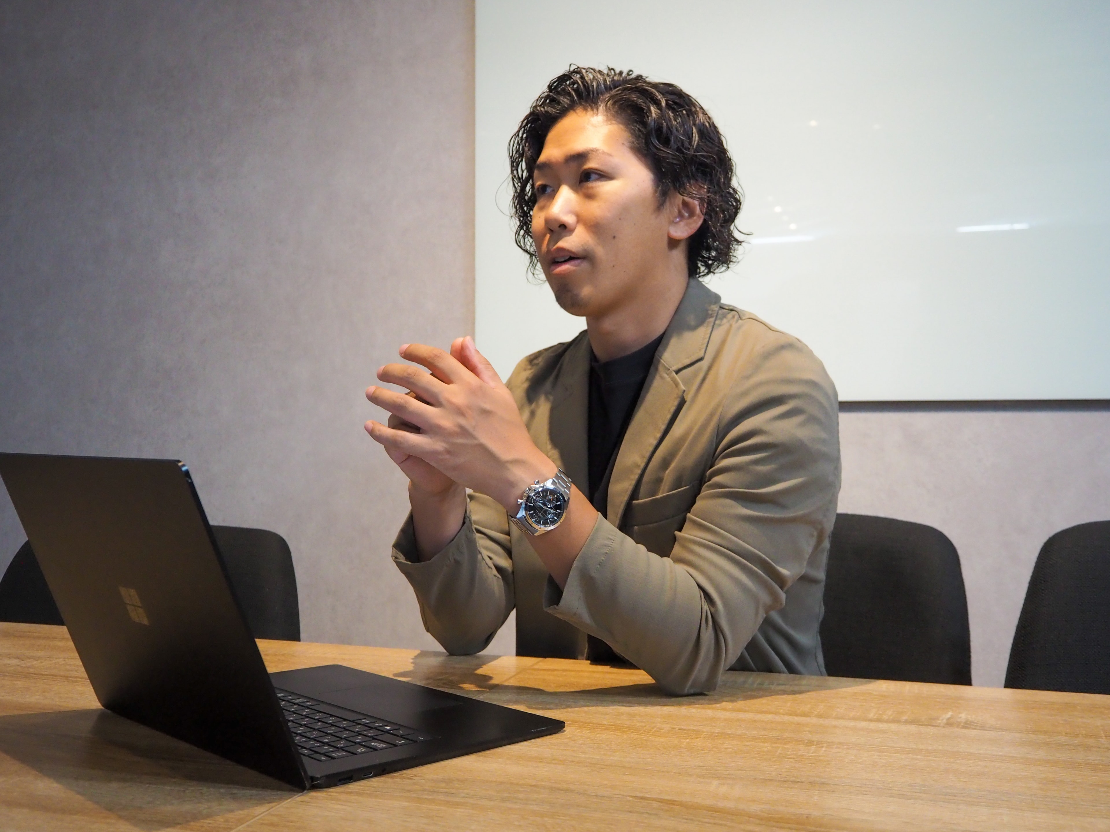 会議室でノートパソコンを前に、手振りを交えて当時を振り返る北さん