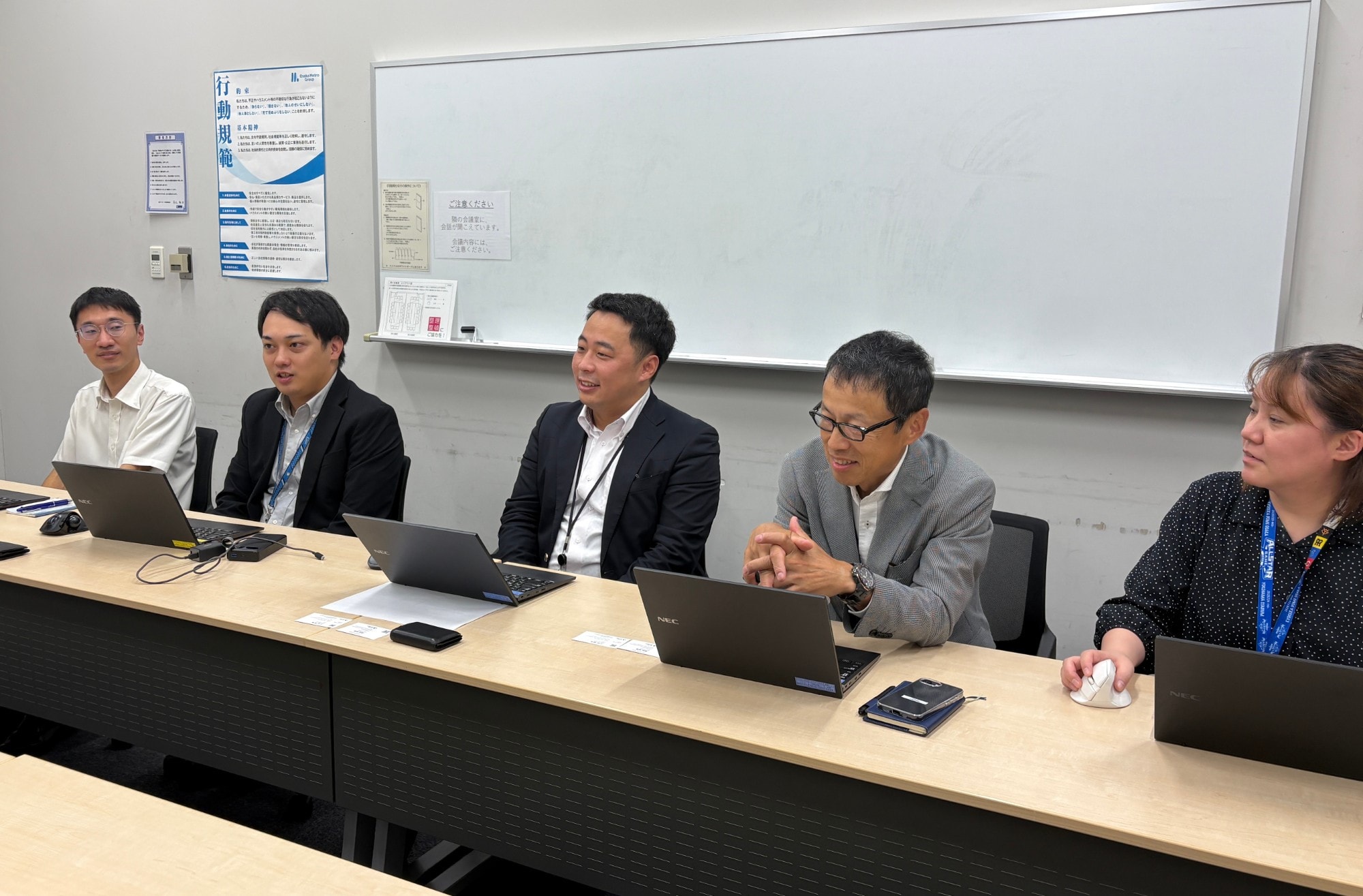 会議室でノートパソコンを前に並び、笑顔を交えて取材に応じる駅構内事業課の皆さま